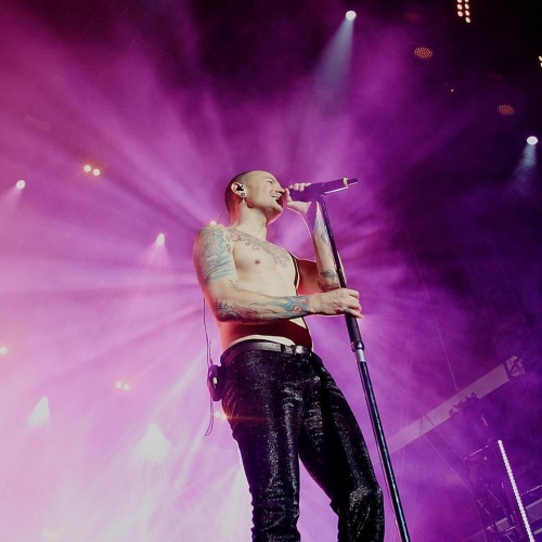 Вокалист группы Linkin Park покончил с собой Вокалист группы Linkin Park покончил с собой