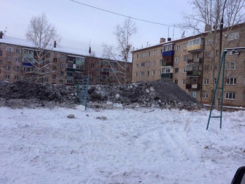 Власти иркутского Усть-Кута построили детскую горку из строительного мусора