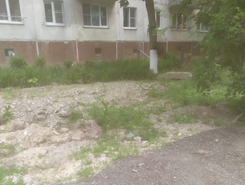 Жители курской пятиэтажки заставили энергетиков отремонтировать двор