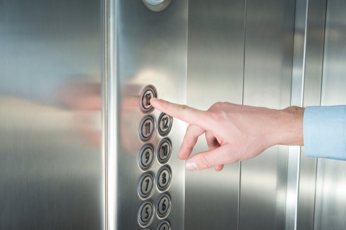 Жители томской десятиэтажки заставили ЖЭК вернуть 24 000 рублей за неработающие лифты