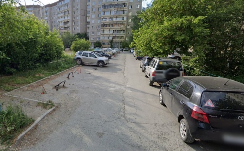 Непроходной двор. В Екатеринбурге жители многоэтажки избавились от десятков блокираторов вокруг дома