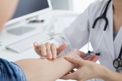 Сотрясение мозга и полгода лечения. Жительница Омска отсудила у города 280 000 рублей за травмы Сотрясение мозга и полгода лечения. Жительница Омска отсудила у города 280 000 рублей за травмы