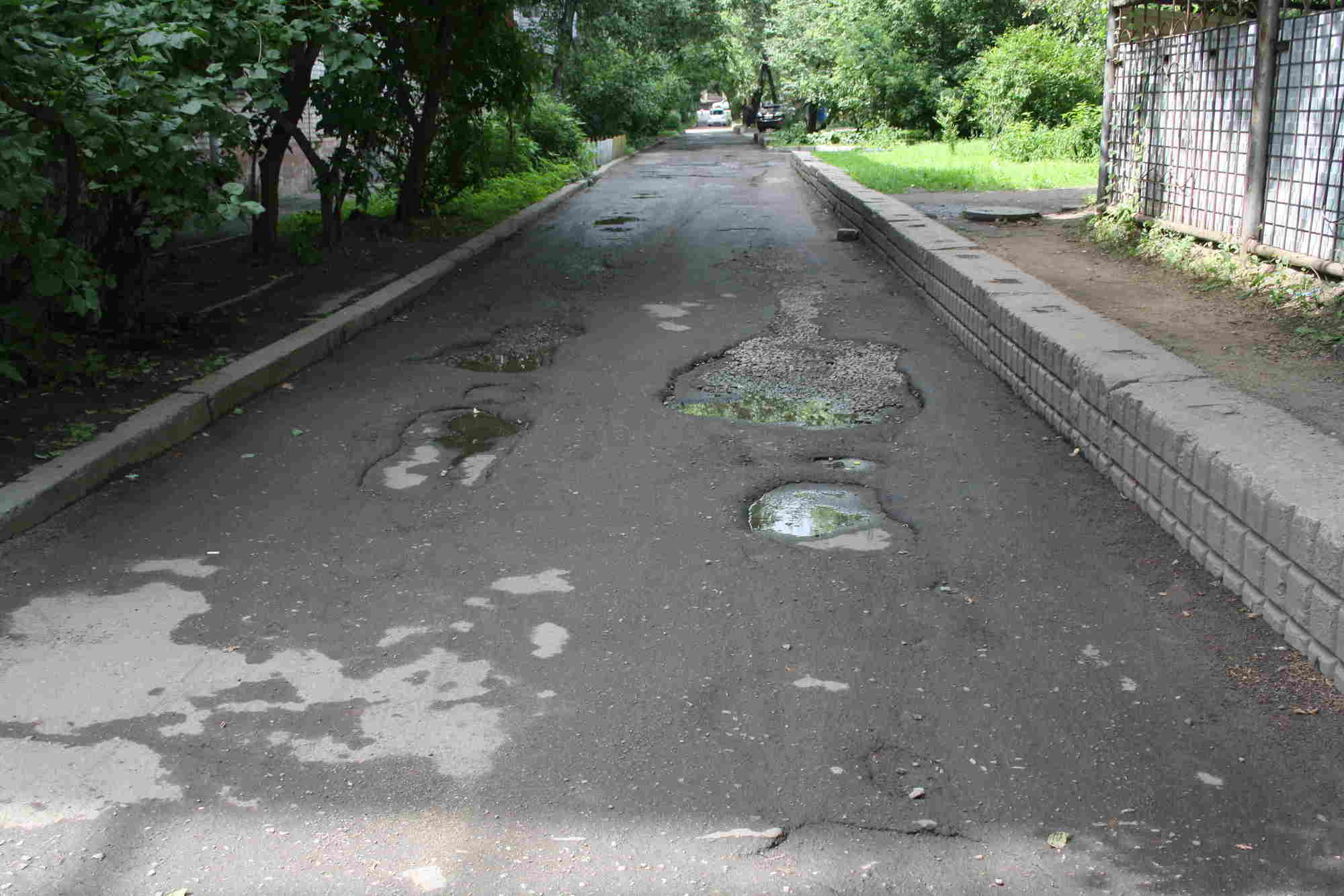 Ямы во дворе. Ямы во дворах асфальт. Яма во дворе дома. Разбитая придомовая территория.