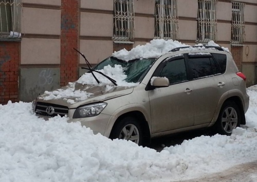 В Приангарье за разбитый льдом с крыши автомобиль ЖЭК выплатил 226 тысяч рублей