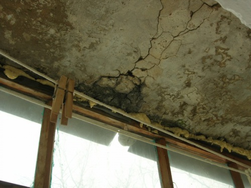 Центр справедливости помог красноярцам добиться ремонта балконных козырьков