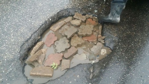 Кировские дорожники закидали ямы брусчаткой