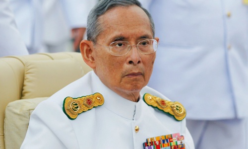 Ушел из жизни 88-летний король Таиланда Пхумипхон Адулъядет