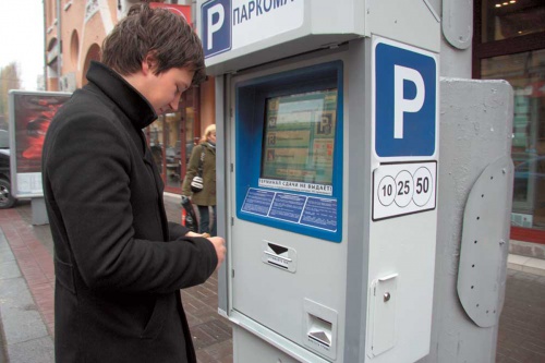 В Москве начали установку новых табличек платной парковки с тарифом в 200 рублей/час