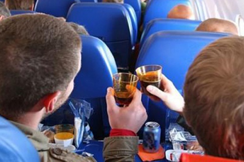 В Сочи с борта самолета сняли пьяных авиадебоширов