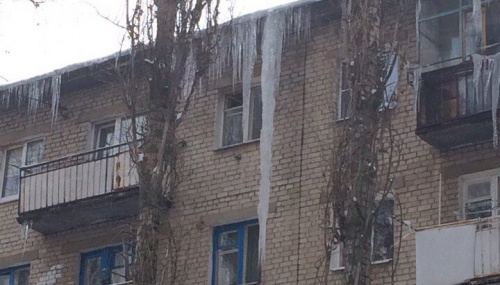 Жители Воронежа жалуются на трехметровые сосульки