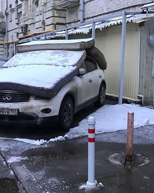 В Москве водитель придумал для своего Infinity «матрасную» защиту