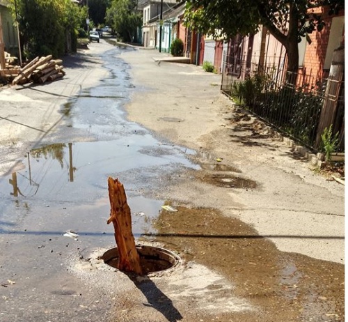 В Махачкале автомобилисты рискуют попасть в канализационный капкан