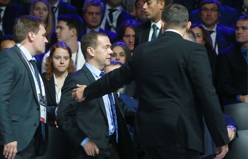 Медведева эвакуировали с форума в Сколкове