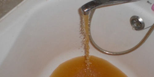 Жителям Оленегорска приходится мыться вонючей водой