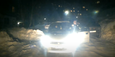 В сети появилось видео автоледи, перекрывшей дорогу скорой помощи