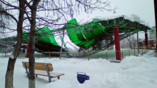 В Воронежской области под тяжестью снега обрушилась крыша аттракциона
