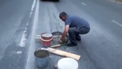 Жители Владикавказа латают дыры в асфальте самостоятельно