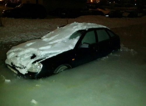 В Петрозаводске десятки автомобилей вмерзли в лед по вине коммунальщиков