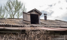 «Другого жилья нет». Чиновники поселили инвалида из Томской области в сгнивший дом