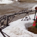 Сломали оградку: жительница Архангельска добилась благоустройства на могиле матери