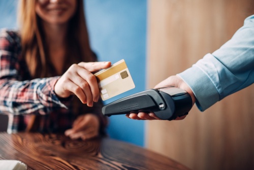 В защиту потребителей. Продавцов будут штрафовать за навязывание ненужных услуг В защиту потребителей. Продавцов будут штрафовать за навязывание ненужных услуг