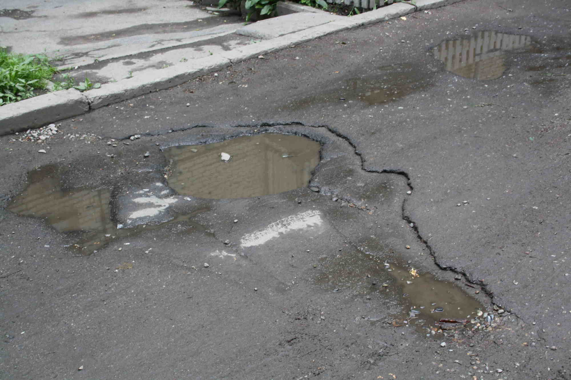 Ямы во дворе. Ямы во дворах асфальт. Яма во дворе многоквартирного дома. Ямы на дороге МКД.