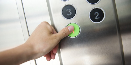 В Волгограде УК починила кнопку лифта после обращения в Госжилнадзор