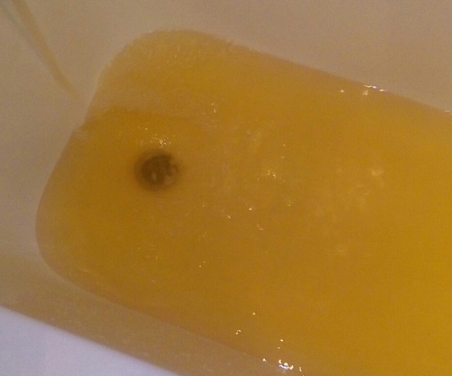 грязная вода.