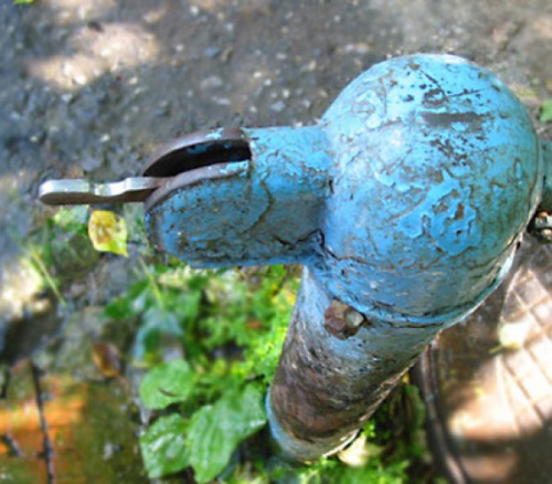 Ачинские водяные колонки охраняют от жителей города