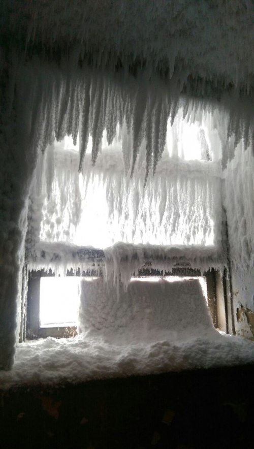 Общежитие в Коми превратилось в настоящее «ледяное царство»