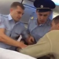 Видео: Дебошир напал на полицейских на борту самолета в Якутске