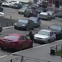 Видео: в Воронеже мужчина изрубил топором чужую иномарку