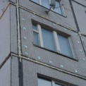 Плитка отваливается! В Нижнем Тагиле жильцы многоэтажки два года добивались ремонта фасада