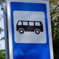 Жители Кургана пожаловались на «лунные кратеры» на автобусной остановке 