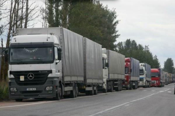 Водителей грузовиков будут штрафовать за парковку во дворах и жилых зонах Водителей грузовиков будут штрафовать за парковку во дворах и жилых зонах