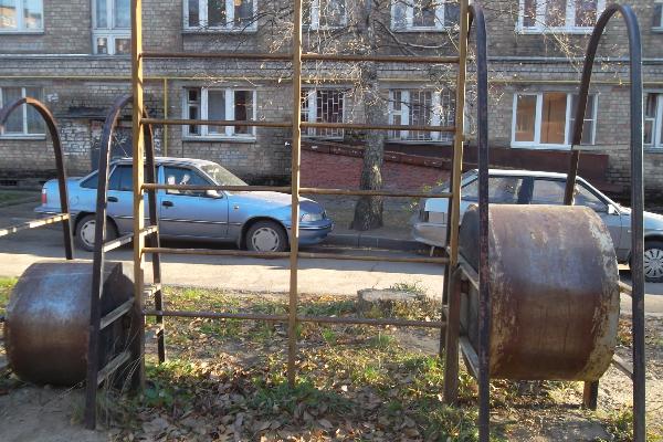 В Новосибирске дети занимались спортом на ржавых турниках В Новосибирске дети занимались спортом на ржавых турниках