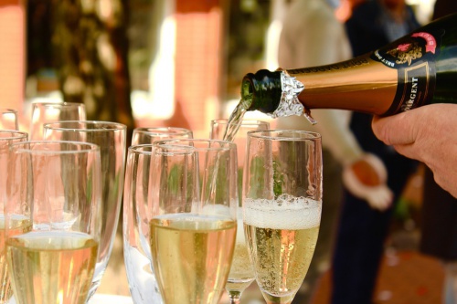 В Новый год любителям шампанского придется раскошелиться 