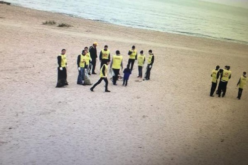 Справедливороссы собрали с городского пляжа Махачкалы 50 мешков мусора 