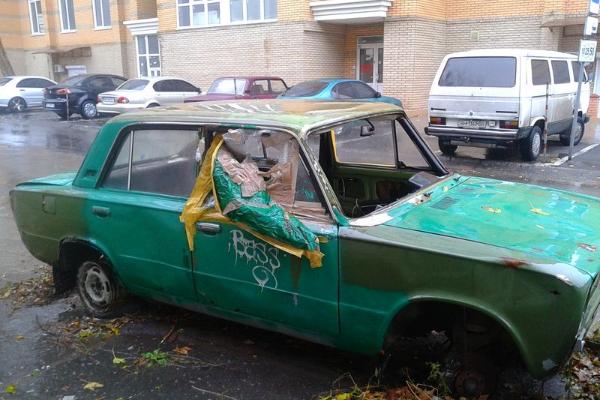 Берегись автомобиля! В тульском дворе бомжи облюбовали припаркованную машину Берегись автомобиля! В тульском дворе бомжи облюбовали припаркованную машину