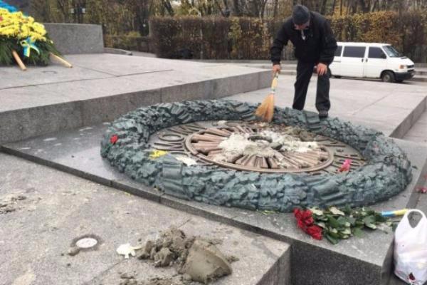 В столице Украины вандалы залили раствором цемента Вечный огонь В столице Украины вандалы залили раствором цемента Вечный огонь