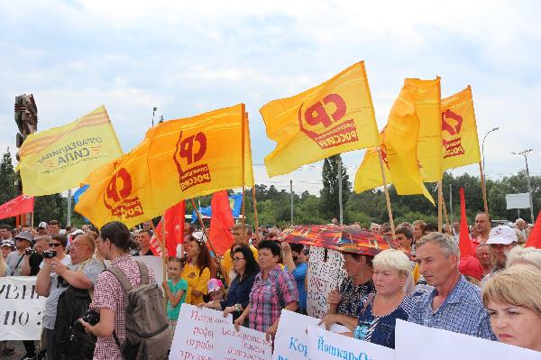 Эсеры по всей стране провели митинги против повышения пенсионного возраста Эсеры по всей стране провели митинги против повышения пенсионного возраста