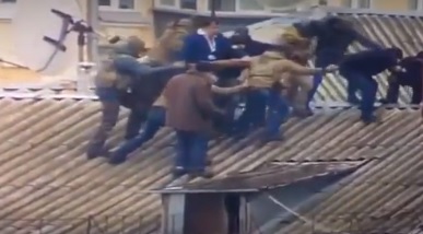 Появилось видео, как спецназ стаскивает Саакашвили с крыши дома Появилось видео, как спецназ стаскивает Саакашвили с крыши дома
