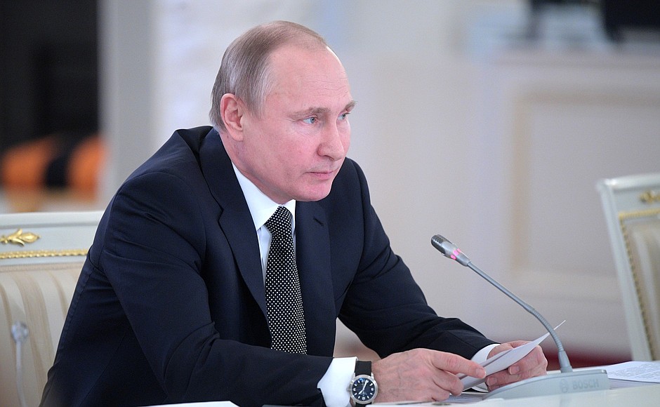 Poradet' rodnoj firmeshke Vladimir Putin prizval pokonchit' s korrupciej v goszakupkah.jpg