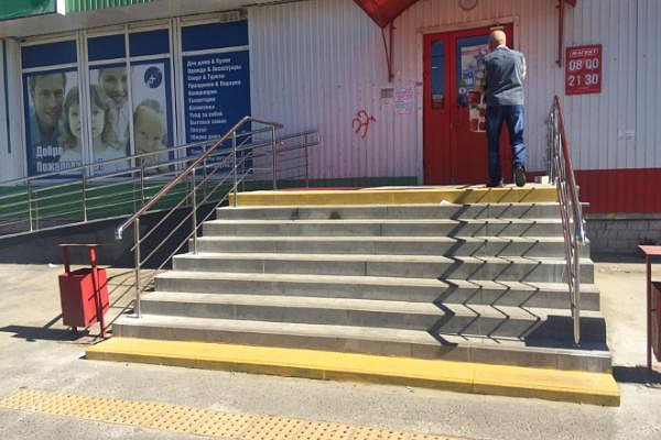 В Брянске Центр справедливости добился ремонта разбитого крыльца В Брянске Центр справедливости добился ремонта разбитого крыльца