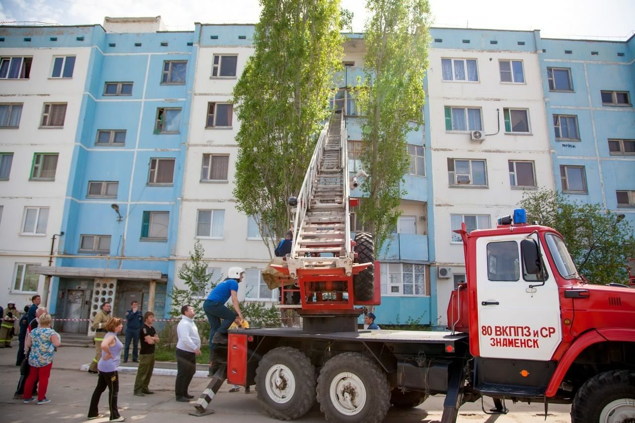 Под Астраханью в пятиэтажке на головы людям обрушился целый подъезд |  Интернет-версия газеты 