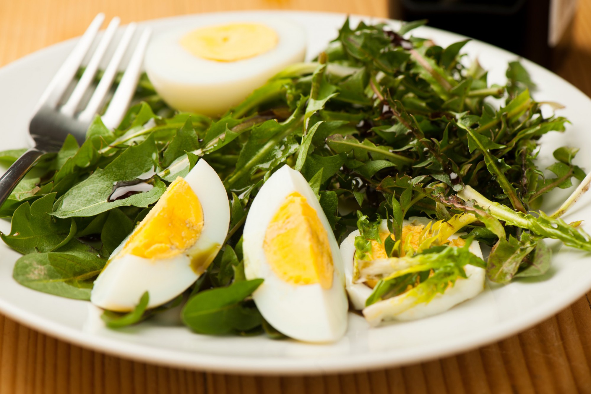 Салат из листьев одуванчика. Салат из одуванчиков. Салат из одуванчиков с яйцом. Вареные яйца и зелень.
