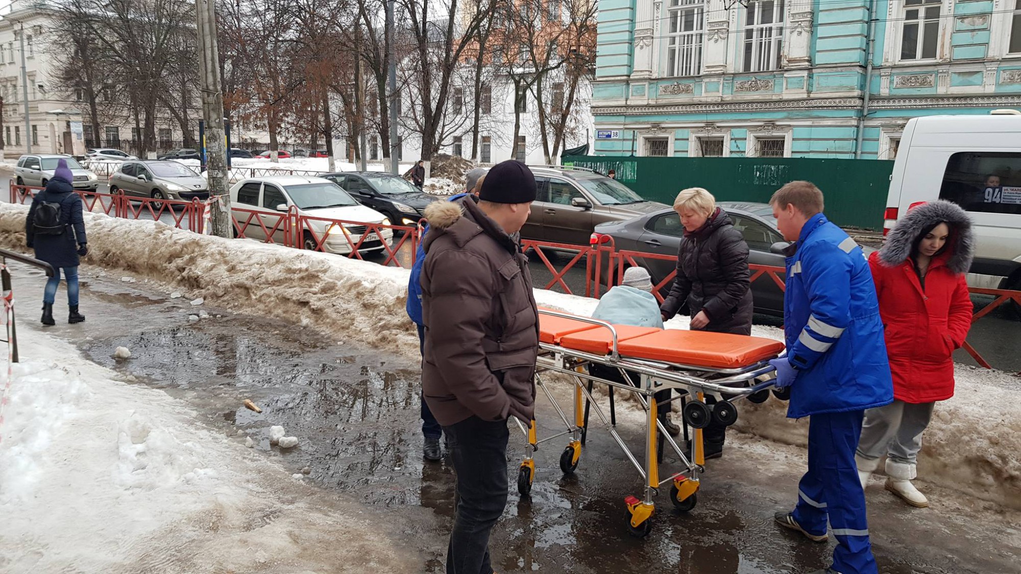 Упал на тротуаре. Лед в Ярославле на тротуаре. Лед упал на автомобиль в Ярославле. Ледяные тротуары фото.